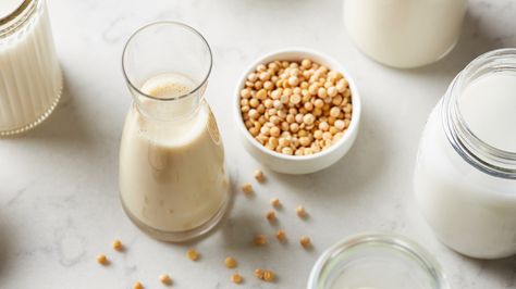 8 Foods That May Cause Itching as an Allergic Reaction Soy Milk Benefits, Food Allergy Symptoms, Food Catalog, Nutritarian Diet, Common Food Allergies, Plant Eater, Soya Milk, Milk Benefits, Vegan Protein Sources