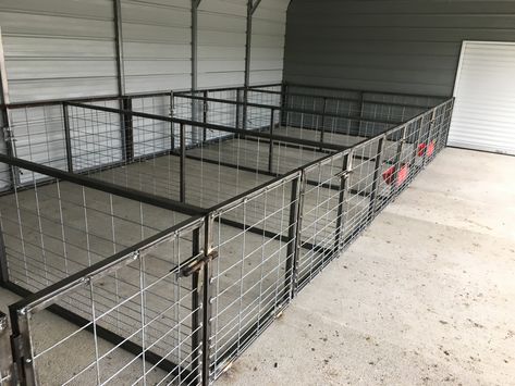 Small dog pins Pig Wash Rack, Indoor Goat Pen Ideas, Show Pig Pen Ideas, Show Pig Barn, Pig Pen Ideas Diy, Sheep Barn Ideas, Pig Barn Ideas, Diy Pig Pen, Pig Pen Ideas