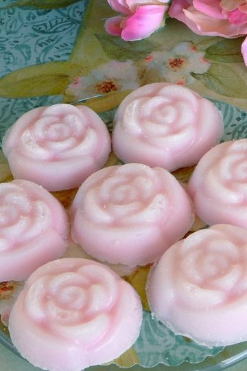 Sugar scrub soaps are easy to make using melt and pour soap base. Melt the soap base in the microwave and add sugar to make it a scrub—these make sweet gifts! Diy Soap Base, Scrub Ideas, Rose Sugar Scrub, Melt And Pour Soap Base, Diy Soap Recipe, Soap Melt And Pour, Melt And Pour Soap, How To Make Rose, Sugar Scrub Recipe