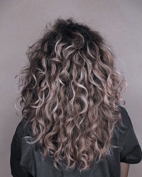 Dark Curly Hair With Grey Highlights, Grey Balayage Curly Hair, Grey Blending Highlights Curly Hair, Curly Hair Balayage Cool Tone, Ash Blonde Curly Hair Natural, Grey Ombre Curly Hair, Dark Grey Curly Hair, Ashy Brown Curly Hair Natural, Ash Blonde Highlights On Dark Hair Curls