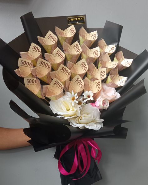 Bucket Uang, Plastic Container Crafts, Ruangan Studio, Money Bouquet, Creative Money Gifts, Flower Gift Ideas, Diy Gifts For Him, Diy Money, How To Wrap Flowers