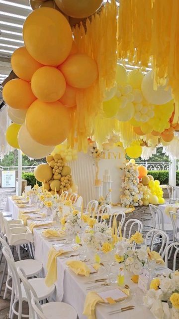 Yellow Vespa, Pale Yellow Weddings, Yellow Party Decorations, Yellow Birthday Parties, Theme Bapteme, Event Signs, Yellow Wedding Theme, Creative Styling, Yellow Party