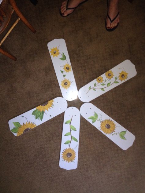 I paint my ceiling fan blades! Paint Fan Blades Diy, Painted Fan Blades Aesthetic, Ceiling Fan Art Ideas, Ceiling Fan Decorations Diy, Flower Ceiling Fan, Painting Fan Blades, Paint Fan Blades, Ceiling Fan Painting Ideas, Painted Ceiling Fan Blades