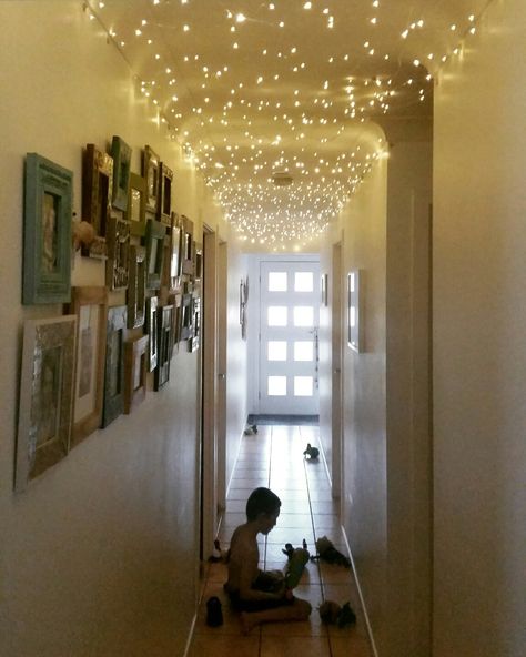 Christmas stary hallways! A Wonderland at home. Fairylights. Simple Thanksgiving Table Decor, Christmas Ceiling Decorations, Christmas Lights Inside, Christmas Hallway, Napkin Folding Ideas, Paper Napkin Folding, Napkin Folds, Simple Thanksgiving, Folding Ideas