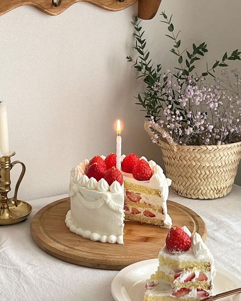 Strawberry Birthday Cake Aesthetic, Cake With Strawberries On Top, Strawberry Cake Design, Strawberry And Cream Cake, Strawberry Birthday Cake, Vintage Birthday Cakes, Making Cakes, Cake Aesthetic, Funny Birthday Cakes