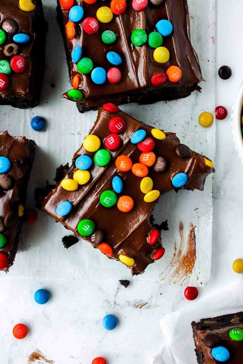 Chocolate Fudge Frosted M&M Brownies - My Messy Kitchen M M Brownies, Breakfast Cupcakes, Perfect Brownies, Brownie Frosting, Chocolate Fudge Frosting, Brownies Chocolate, Fudge Frosting, Dessert Bar Recipe, Messy Kitchen