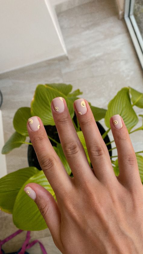 Minimalist Nails Smiley Face, Gel Mani Short Nails Natural Design, Gel Nail Designs Smiley Face, Smiley Face Nails Natural, Smiley Nails Short, Emily Face Nails, French Nails With Smiley Face, Pastel Smiley Face Nails, Short Nail Designs Smiley Face