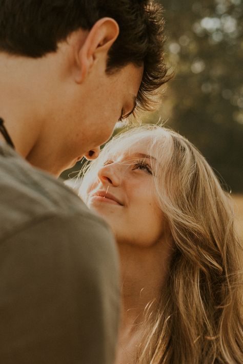 Couple Poses Close Up, Fall Photoshoot Bf And Gf, Couple Poses Reference Outdoor, Bench Photoshoot Couple, Fun Fall Couple Photoshoot, Artistic Photography Couple, Call Couple Pictures, Wholesome Engagement Photos, Smiling Couple Pictures