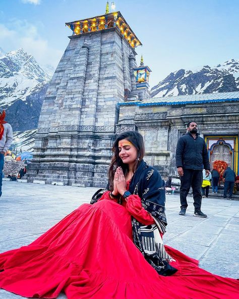 Hindu Girl Aesthetic, Kedarnath Temple, Jay Mahakal, Om Symbol Wallpaper, Symbol Wallpaper, Pose For Pictures, Wedding Anniversary Cakes, Travel Pose, Temple Photography