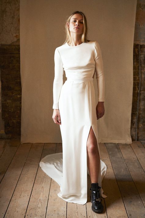 Courthouse Wedding Dress Ideas, Untraditional Wedding Dress, Unusual Wedding Dresses, Casual Bride, Plain Wedding Dress, Courthouse Wedding Dress, Minimal Wedding Dress, Wedding Dress Ideas, Unusual Wedding