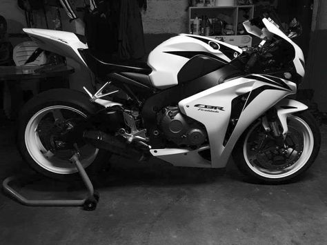 Black And Silver Motorcycle, White And Black Motorcycle, Motorcycle Black And White, Black And White Motorcycle, Motorcycle White, Honda Cbr 125, Canon Event, Hayabusa Motorcycle, Monster Bike