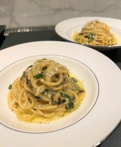 Spaghetti a la Nerano – Vanilla Bean Tucci Recipes, Stanley Tucci, Basil Pasta, Zucchini Slice, Summer Meals, Zucchini Pasta, Vegetarian Pasta, Fresh Basil, Italian Food