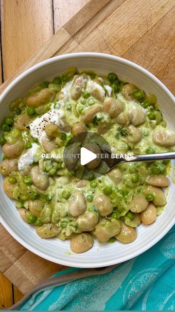 Caroline Hanna on Instagram: "Seriously though, I would like to come if you’re going to get pizza 🍕 

Pea and mint butter beans, serves 2-3! You will need…
1 x 700g jar butter beans (or 2 x 240g tins) drained
1 onion, diced
1 lemon, zested
200g frozen peas
10g fresh mint, finely chopped
60ml reduced fat crème frâiche
1 tbsp olive oil

1. Boil a pan of water, then add your peas and cook for 4 minutes. Remove, drain and run under cold water to cool them down instantly.
2. Add half the peas to a blender with the juice of your lemon and a pinch of salt, and blend. Add a splash of water if it seems a bit too thick. Set aside once done.
3. Heat the olive oil in a large pan over a low heat, and add the onion and the zest of your lemon.
4. Cook for 5 minutes until the onion is softened, then add Butter Peas, Frozen Butter Beans Recipe, Zesty Butter Beans, How To Cook Fresh Butter Beans, Cooking Fresh Peas How To, Butter Mints, Pea Soup, Butter Beans, Frozen Peas