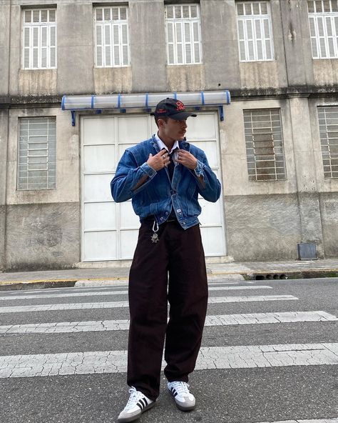 Denim Jacket Black Pants Outfit, Baggy Adidas Pants Outfit Men, Sambas Adidas Mens Outfit, Casual Outfit With Tie Men, Men’s Baggy Pants Outfit, Jacket And Tie Outfit Men, Tie Streetwear Outfit, Denim Jacket Men Outfit Street Style, Adidas Fashion Man