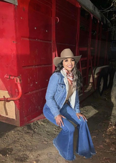 Charlie Horse Hats Outfit Fall, Grey Felt Hat Outfit, Western Outfits Women Jean Jacket, Simple Rodeo Outfits, Vaquera Winter Outfit, Baile Outfits Jaripeo Winter, Simple Rodeo Outfits For Women, Winter Jaripeo Outfits, Fall Vaquera Outfits