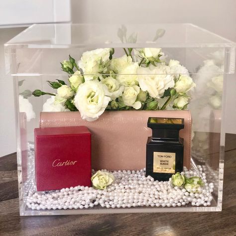 KaraZCollection on Instagram: “Engagement gifting in chic & sophisticated acrylic box for the refined #bridetobe 👰🏼⁣ ⁣ @karazcollection ⁣ DM or txt/call 818.515.9844 for…” Acrylic Box Design Ideas Gift, Acrylic Gift Box Ideas, Frozen Birthday Decorations, Acrylic Vase, Gift Box Design, Instagram Engagement, Clear Box, Frozen Birthday, Wedding Boxes