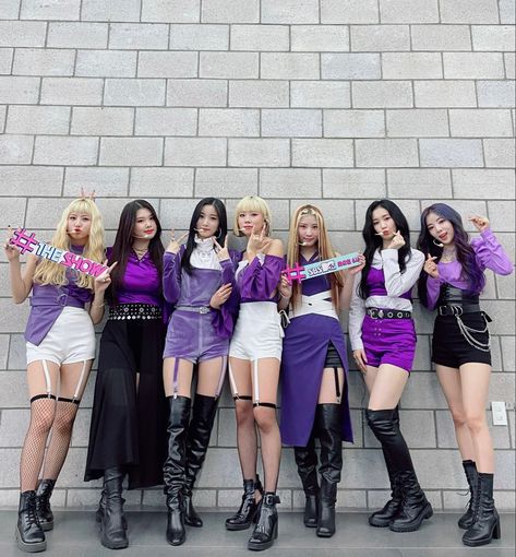 Kiss Group, Kiss Outfits, Surprise Dance, Nerdy Outfits, K Wallpaper, Purple Kiss, Purple Outfits, Purple Fashion, Kpop Outfits