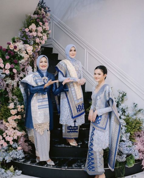 Kebaya Wedding Hijab, Kebaya Cream, Melayu Wedding Dress, Kebaya Melayu, Model Baju Hijab, Bridesmaid Kebaya, Kebaya Songket, Simple Elegant Dresses, Kebaya Bridesmaid