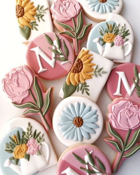 BasicWhiteBatchCookieCo (@basicwhitebatchcookieco) • Instagram photos and videos Unique Decorated Cookies, Mom Birthday Cookies, Plant Sugar Cookies, Wildflower Cookies Decorated, Flower Birthday Cookies, Wildflower Sugar Cookies, Flower Sugar Cookies Decorated, Floral Cookies Decorated, Floral Birthday Cookies