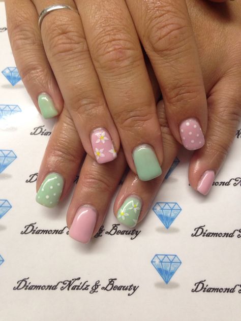 Pastel pink and mint green summer nails Mint Pink Nails, Spring Nails With Green, Pink And Green Gel Nails, Green And Peach Nails, Pink And Green Nails Short, Pastel Green Nail Designs, Light Green And Pink Nails, Pastel Pink Gel Nails, Sage And Pink Nails