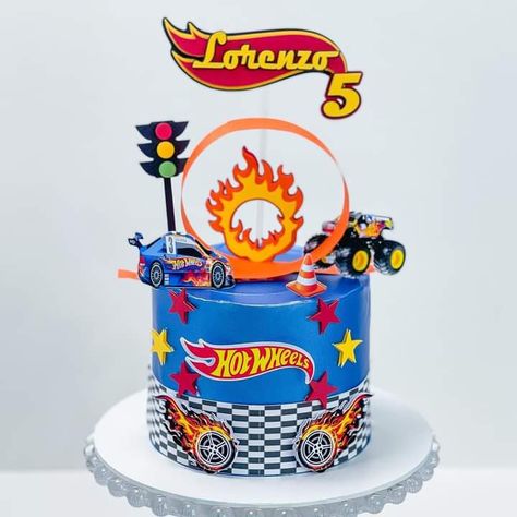 Bolo Tema Hot Wheels, Bolo Hot Wheels Chantilly, Hotwheels Birthday Cake, Hot Wheels Themed Birthday Party, Bolo Hot Wheels, Blaze And The Monster Machines Party, Hot Wheels Cake, Kids Birthday Party Cake, Hotwheels Birthday Party