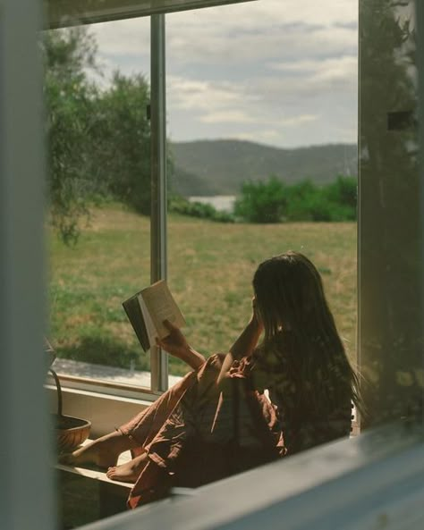 VANLIFE | Tarn + Reece. ☯︎ on Instagram: "quiet moments from a lovely stay @houseoftheweedyseadragon 🤎 — we’re inviting more luxury into our lives this year, meaning more hot showers & less sitting around in parking lots 🥲 this beach front stay in one of Tasmania’s most beautiful destinations certainly felt luxurious ✨" Charlotte Rose, Quiet Girl, The Quiet Ones, A Quiet Life, They Left, Books For Self Improvement, Peaceful Life, Quiet Life, Trik Fotografi