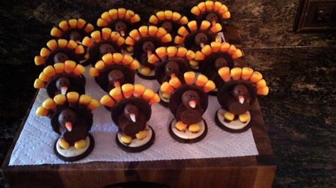 Thanksgiving Candy Crafts, Oreo Turkey, Candy Turkeys, Rolo Candy, Thanksgiving Chocolates, Thanksgiving Candy, Thanksgiving Snacks, Turkey Cookies, Thanksgiving Favors