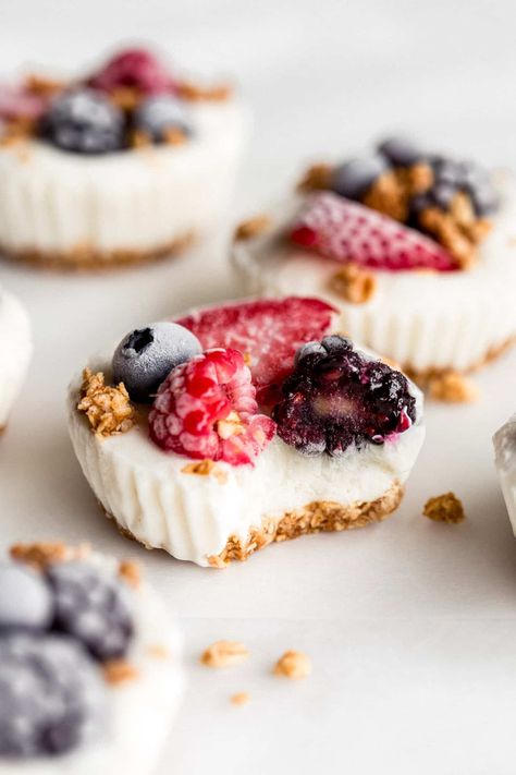 Frozen Yogurt Granola Cups Frozen Yogurt Cups, Nuwave Oven Recipes, Granola Cups, Low Sugar Treats, Blueberry Cheesecake Bars, Yogurt Snacks, Yogurt Granola, Greek Yogurt Flavors, Yogurt Bites