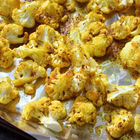 Try this simply delicious, melt-in-your-mouth, roasted cauliflower, spiced with a hint of curry. Perfect as a vegan side dish or main dish. Roasted Cauliflower Steaks, Sheet Pan Dinners Chicken, Sheet Pan Dinners Recipes, Diner Recept, Vegetarian Curry, Cauliflower Curry, Vegan Side Dishes, Sheet Pan Dinners, Healthy Vegetables