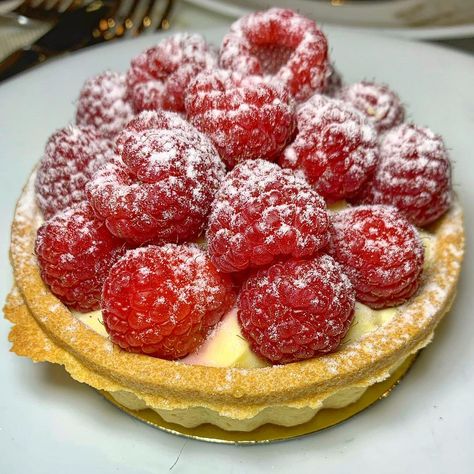 The Doc on Instagram: “A berry good way to celebrate 🐪 day | Raspberry tart from @thefrenchworkshop #justwhatthedocordered” Coconut Smoothie Recipe, Raspberry Tarts, Dessert Aux Fruits, Healthy Recipes Easy Snacks, British Baking, Small Desserts, Easy Smoothie Recipes, Pumpkin Spice Cupcakes, Easy Smoothies