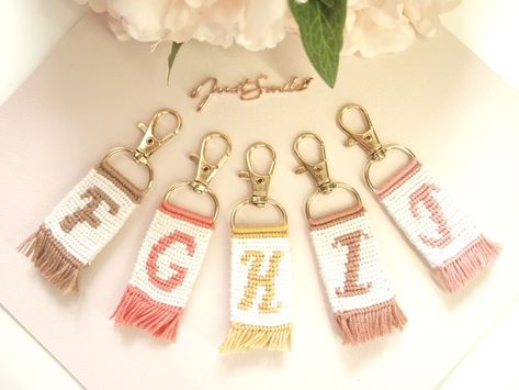 Keychain Embroidery, Friendship Keychains, Alphabet A To Z, Embroidery Floss Bracelets, Floss Bracelets, Bracelet Keychains, Handmade Friendship Bracelets, Alphabet A, Color Embroidery