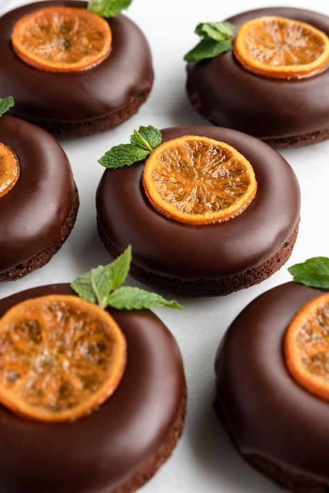 Orange Chocolate Desserts, Orange Pastries, Doughnut Decorating Ideas, Gourmet Donuts Ideas, New Years Desserts, Donut Photoshoot, Orange Bakery, Jaffa Cake Recipe, Orange Pastry