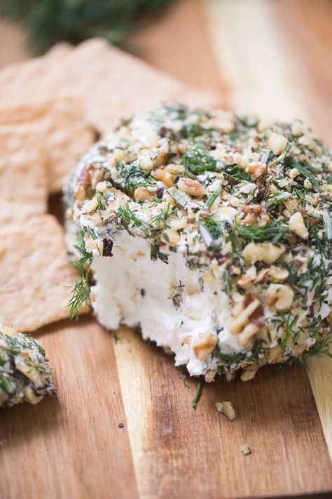 This cheeseball recipe has a lot going for it, between the fresh herbs, tangy feta, garlic and nuts. I promise you will not be able to stop at one bite! Feta Cheese Ball, Cheeseball Recipe, Cheese Ball Recipes Easy, Herb Cheese, Cheese Ball Recipes, Charcuterie Recipes, Cheese Balls, Rotisserie Chicken Recipes, Cheese Appetizers