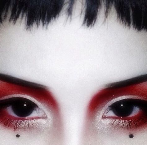 Red And White Photoshoot, Blurry Makeup, Vampire Inspiration, Maquillage Goth, Editorial Make-up, Geisha Makeup, Fantasy Make-up, Alt Makeup, Red Eyeshadow