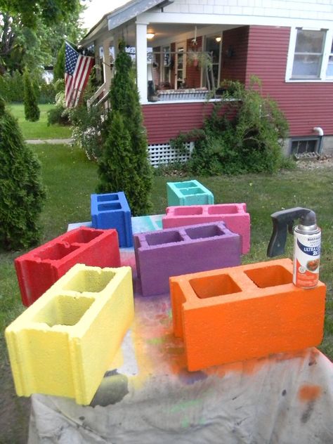 She stacks a colorful row of cinder blocks in the garden. A few steps later? This is BRILLIANT! Cinder Block Bench, Block Bench, Cinder Block Garden, Balkon Decor, نباتات منزلية, Summer Mantle, Diy Entryway, Diy Plant Stand, Cinder Block