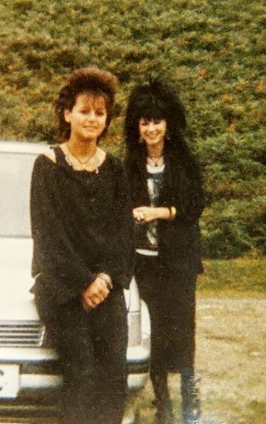 Jules and Jo, Leeds UK, 1980s. 80s Goth Jewelry, 80s Brunette, 80 Goth, Goth 1980s, Trad Goth Outfit, Gothic 80s, 80s Trad Goth, Real Goth, Trad Goth Fashion