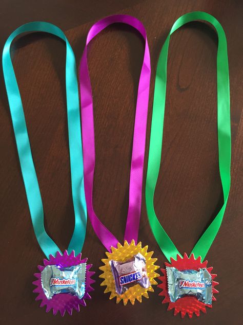 Candy medals II Candy Medals, Honey Face, Ring Toss, Kids Party Games, Candy Bars, Preschool Art, Art Activities, School Crafts, Preschool Crafts