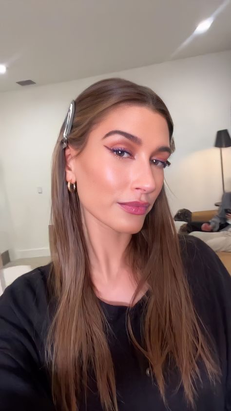 @haileybieber Hailey Bieber Brown Hair, Office Hairstyles, Inspo Hair, Hailey Baldwin Style, Brown Hair Inspo, Smink Inspiration, Hair Up Styles, Beauty Guru, Hailey Baldwin