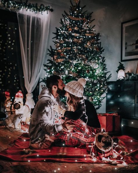 LESLIE MOSIER on Instagram: “First Christmas as a married couple ✨” Christmas Photography Couples, Shooting Photo Couple, Christmas Couple Photos, Christmas Couple Pictures, Christmas Family Photoshoot, Xmas Photos, Family Christmas Pictures, Relationships Goals, Christmas Shoot