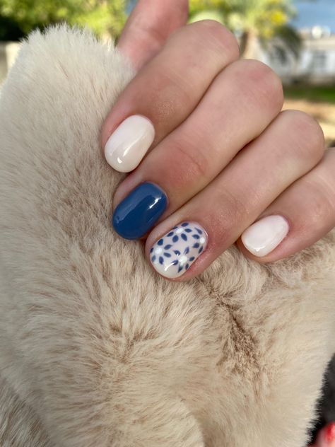 Simple Spring Nails Short Gel, Short Boho Acrylic Nails, Simple Everyday Nail Designs, End Of Summer Manicure, September Nails Designs Short, End Of Summer Pedicure Colors, Short Nails September, Short Nails For Moms, Natural Nail Art Short