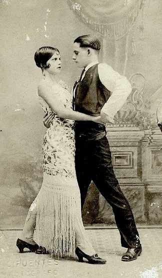 vintage .. dancing the tango 1920s Look Gatsby, Tango Dancers, Vintage Couples, Argentine Tango, Shall We Dance, Photo Postcards, Formal Attire, Vintage Pictures, Vintage Photographs