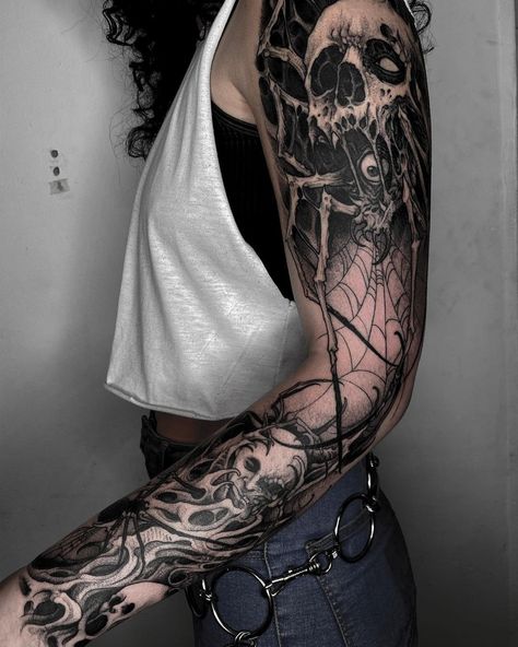 Dark Tattoo Designs, Spider Tattoo Ideas, Dark Tattoo Ideas, Gotik Tattoo, Hellboy Tattoo, Trippy Tattoo, Scary Spider, Feminine Skull Tattoos, Feminine Tattoo Sleeves