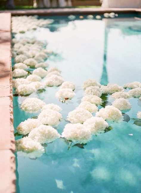 Flowers In Pool, Pool Party Wedding Reception, Backyard Wedding Pool, Pool Wedding Decorations, Shaadi Decor, Ojai Wedding, Wedding Flower Ideas, Wedding Pool Party, Pool Wedding