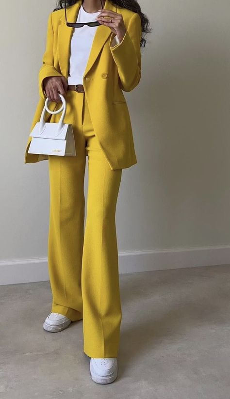 Yellow Pantsuit Women, Yellow Business Casual Outfits, Graduation Suits For Women, Lawyer Girl, Buisness Outfits, Networking Outfit, English Dress, Graduation Suits, Yellow Suit