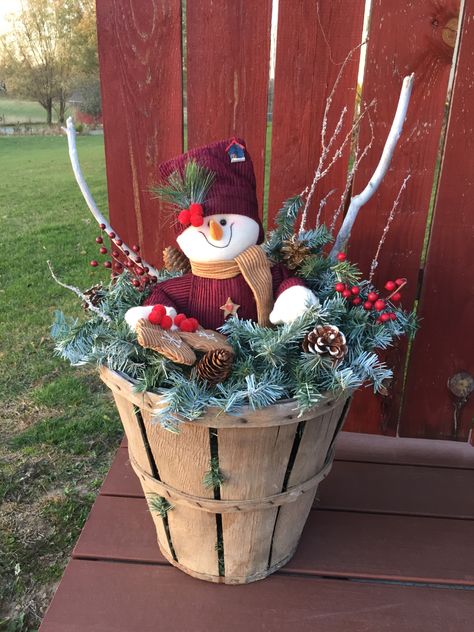 Bushel Basket Ideas Decor Christmas, Bushel Basket Ideas Decor, Bushel Baskets, Christmas Decorations Cheap, Christmas Centerpieces Diy, Deck Decorating, Christmas Wood Crafts, Primitive Crafts, Christmas Centerpieces