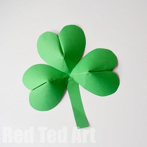 Paper Shamrocks, Shamrock Craft, Paper Folding Crafts, Red Ted Art, St Patricks Day Crafts For Kids, Idea Room, St Patrick's Day Decorations, St Patrick's Day Crafts, Rainbow Crafts