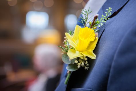 Daffodil Wedding Flowers, Daffodil Wedding, Wedding Flowers Gypsophila, Bright Wedding Bouquet, Mustard Wedding, Daffodil Bouquet, Holly Wedding, Forest Theme Wedding, Modern Wedding Flowers