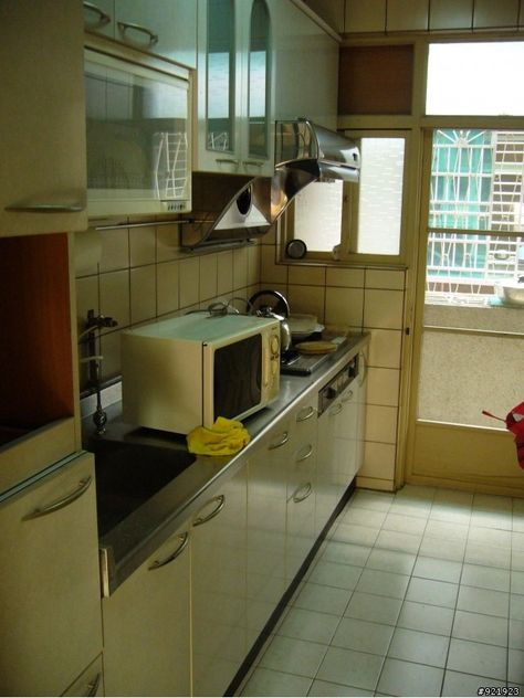 Chinese Kitchen Chinese Home Aesthetic, Old Japanese Apartment, Chinese Home Interior, Japanese Apartment Kitchen, Chinese Kitchen Design, Chinese House Design, House Design Bloxburg, Chinese Apartment, Doctor Oc