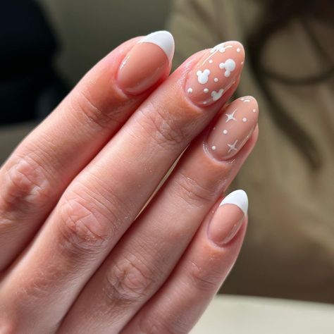 Disney Princess Nails Easy, Disney Nails Short Almond, Wedding Disney Nails, Simple Disneyland Nails, Short Nail Designs Disney, Short Almond Disney Nails, Disney Dip Nail Designs, Disney Nail Inspo Simple, Mickey Balloon Nails