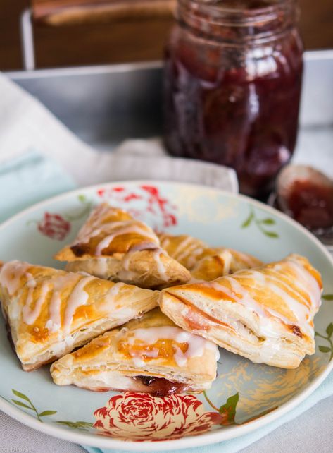 Jam Turnovers Jam Turnovers, Rhubarb Mousse, Sopapilla Recipe, Super Easy Dessert, Make Jam, Super Easy Desserts, Types Of Sandwiches, Brunch Table, Frozen Puff Pastry